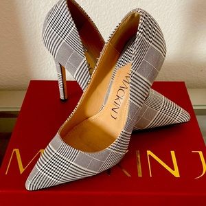Women’s high heel shoe size 7 black and white herringbone